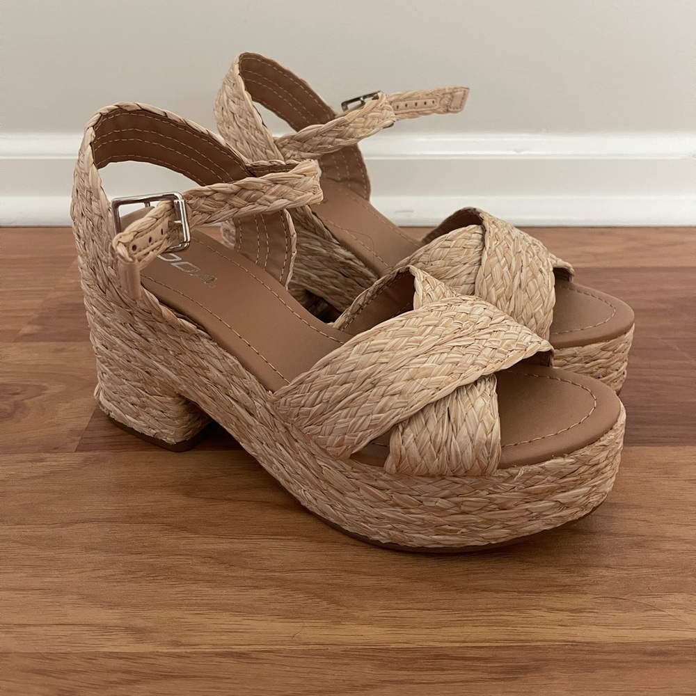 Soda Size 8.5 Tan Woven Raffia Platform Heel